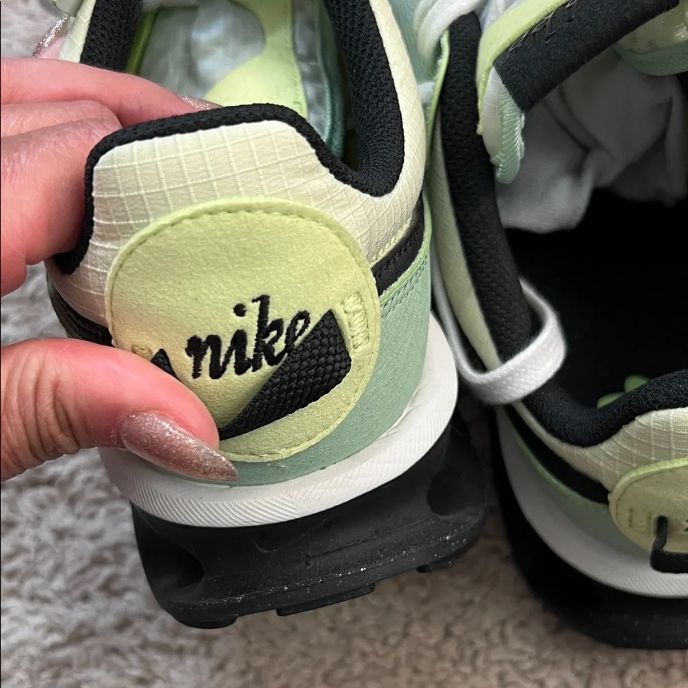 Nike Lime and Black Women's Sneakers - Picture 4 of 9